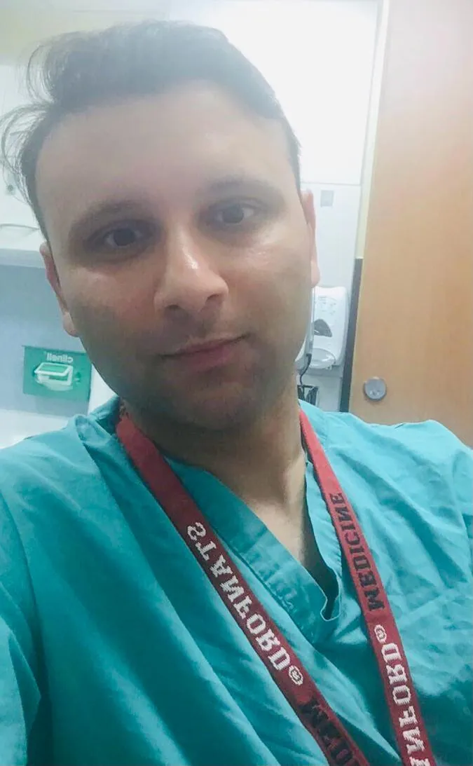 البروفيسور الدكتور سامي حسن بملابس العمليات ويرتدي شريط بطاقة ستانفورد للطب